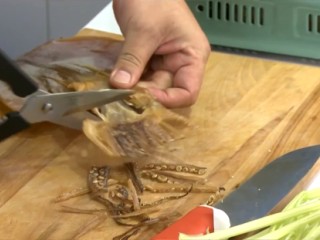 魷魚螺肉蒜,干魷魚剪小块入锅煸炒到焦香，沥掉多余的油