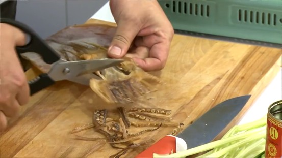 魷魚螺肉蒜,干魷魚剪小块入锅煸炒到焦香，沥掉多余的油