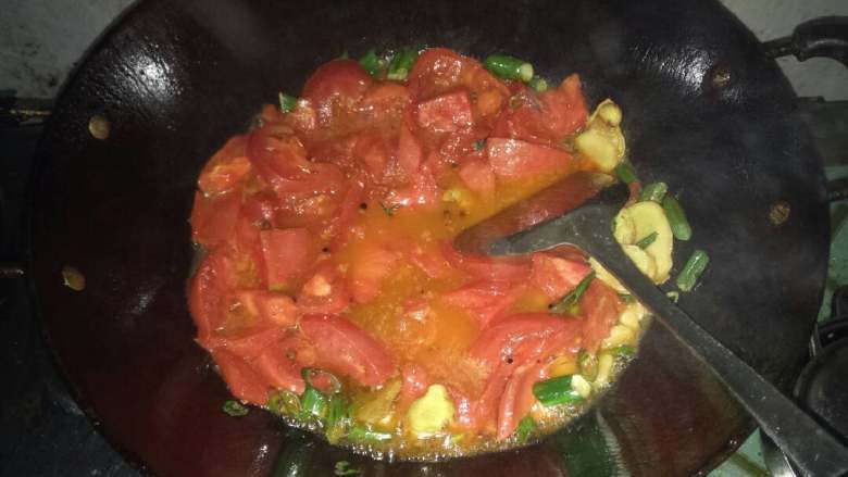 秘制茄汁鱼,炒番茄酱。小火炒，加入上边的调料。炒到称浆糊状就行了。