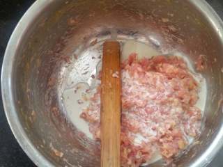 时令鲜蔬冬瓜丸子汤,将水淀粉倒入肉馅搅打均匀。（这个是使肉馅Q弹的小秘密😀）