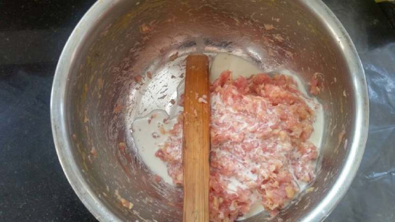 时令鲜蔬冬瓜丸子汤,将水淀粉倒入肉馅搅打均匀。（这个是使肉馅Q弹的小秘密😀）