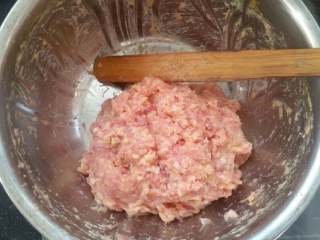 时令鲜蔬冬瓜丸子汤,将搅打好的肉馅放入冰箱静置入味。