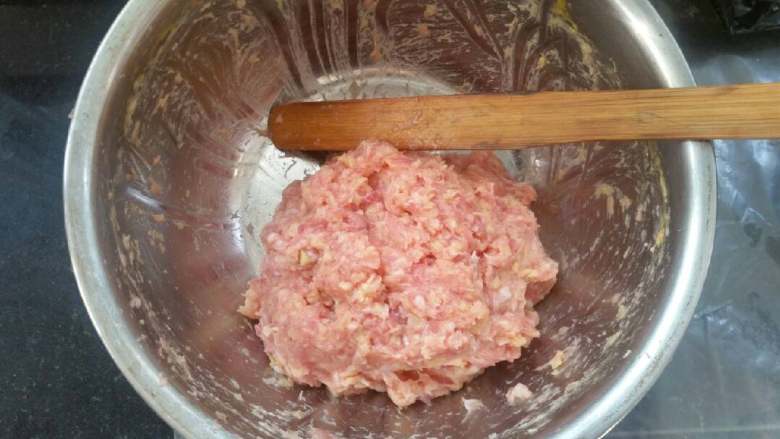 时令鲜蔬冬瓜丸子汤,将搅打好的肉馅放入冰箱静置入味。