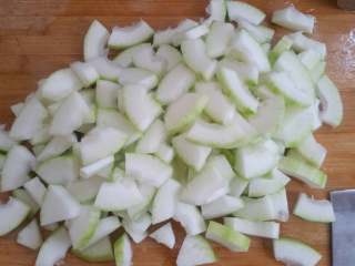 时令鲜蔬冬瓜丸子汤,冬瓜去皮去籽洗净切厚片。