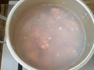 时令鲜蔬冬瓜丸子汤,锅中放冷水，将肉馅做成丸子，下入锅中。
