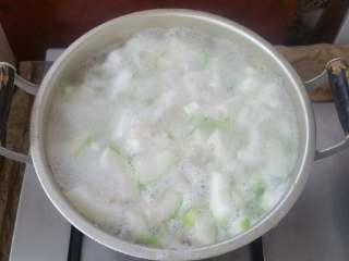 时令鲜蔬冬瓜丸子汤,锅开后再次撇去浮沫。