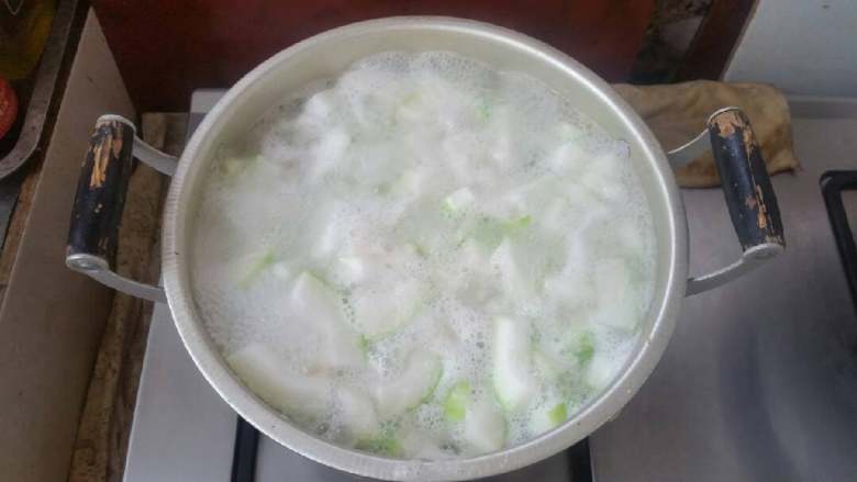 时令鲜蔬冬瓜丸子汤,锅开后再次撇去浮沫。