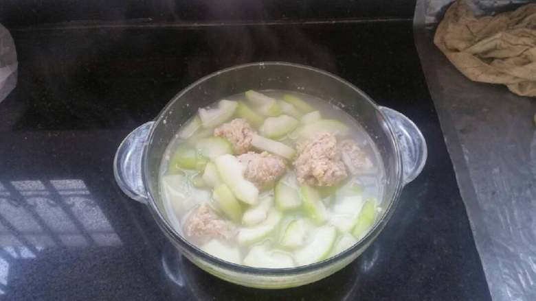 时令鲜蔬冬瓜丸子汤,出锅了😁如果放点芹菜叶就更清香了。