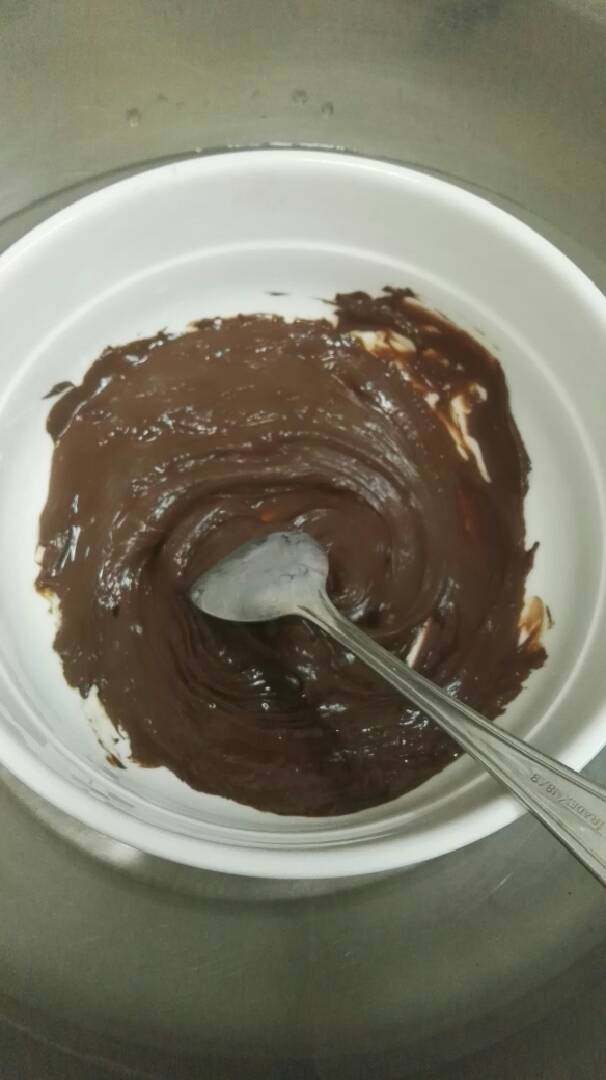 巧克力慕斯蛋糕,巧克力隔水融化，或放微波炉融化