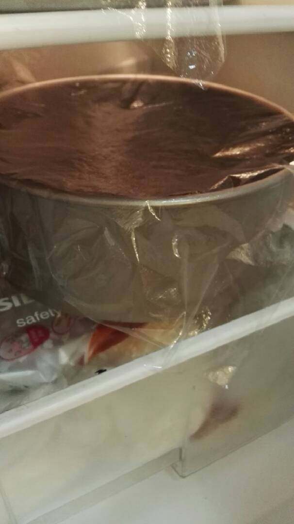 巧克力慕斯蛋糕,然后取出冰箱中的蛋糕底，将巧克力奶油倒入模具中，再放入冰箱冷藏一晚上就可以吃咯