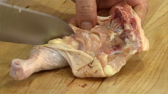 芝麻烤雞腿,大雞腿洗淨，將雞腿肉內側劃一刀，撒上姜末