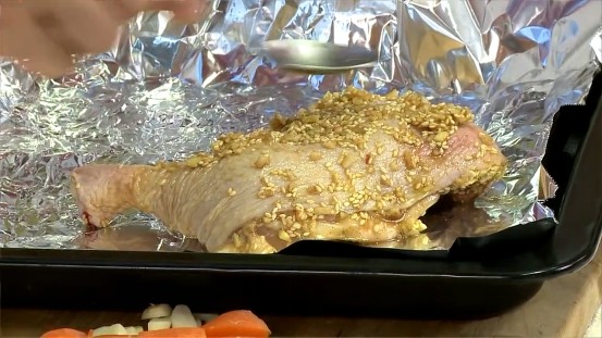 芝麻烤雞腿,所有蘸料一起放入鸡腿中攪拌均勻，放入烤盘