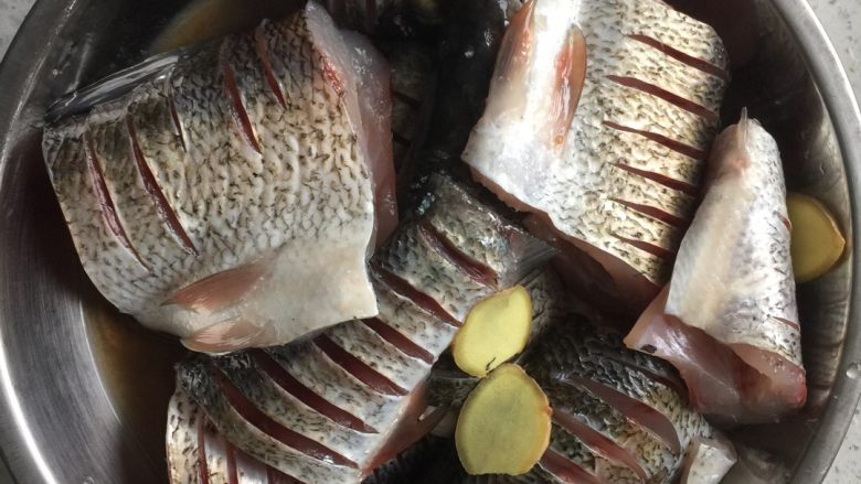 红烧千岛湖野生红珠鱼,第1⃣️步，将2只红珠鱼洗净，倒入黄酒，放几片生姜和一小勺盐研半小时去腥味。