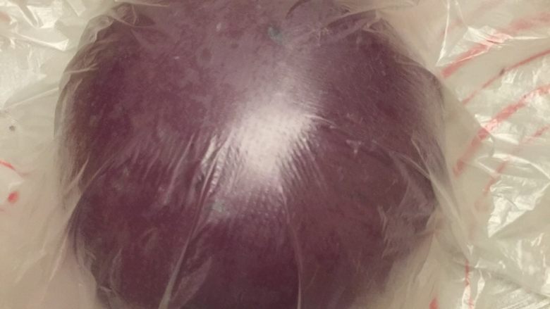 双色紫薯包,把内陷材料和成紫薯面团，滚圆，盖上保鲜膜发酵一个半小时。