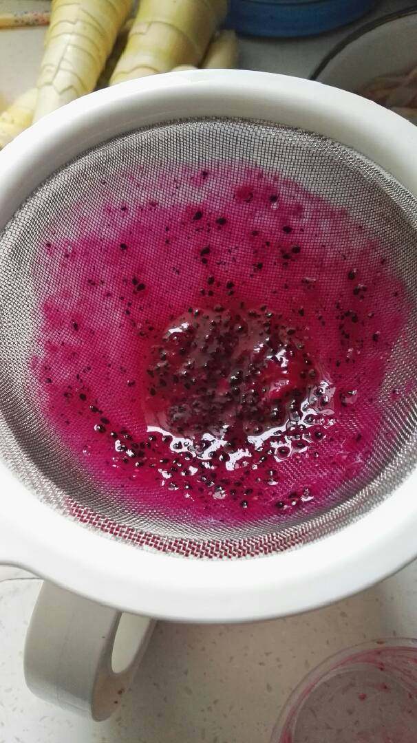 火龙果慕斯杯,镜面制作：用5克吉利丁粉放入10克水中融化搅拌，再倒入预留的火龙果汁中往顺时针方向搅拌，然后过滤