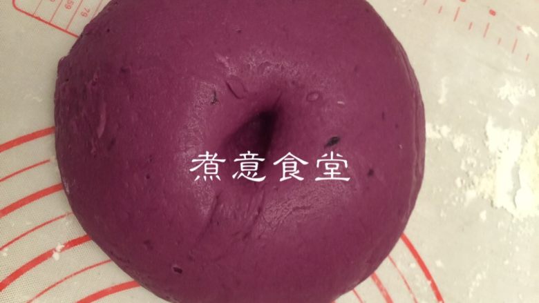 双色紫薯包,两个面团发至2倍大，用手戳个洞不回弹就发好了。