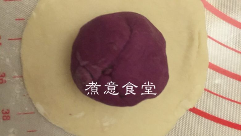 双色紫薯包,放入一个紫薯团