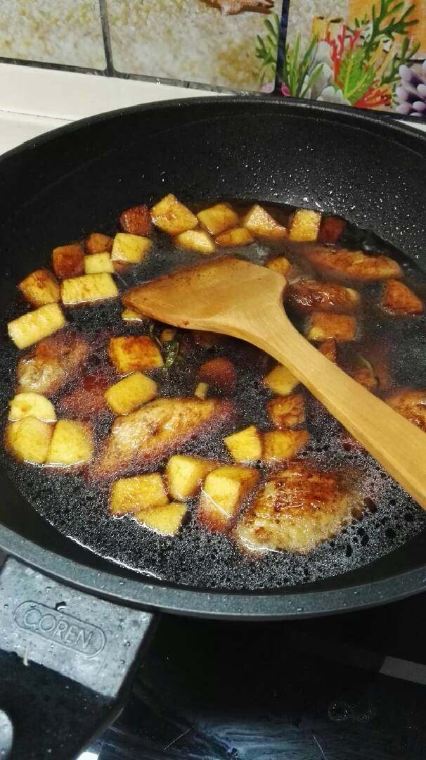 苹果鸡翅,加入热水至默过鸡翅，用大火烧开，然后调中火煮一刻钟左右，再开大火收汁