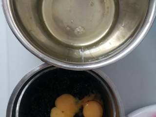 少糖桑葚蛋糕坯,四个鸡蛋，无水无油的器皿，蛋黄蛋清分离