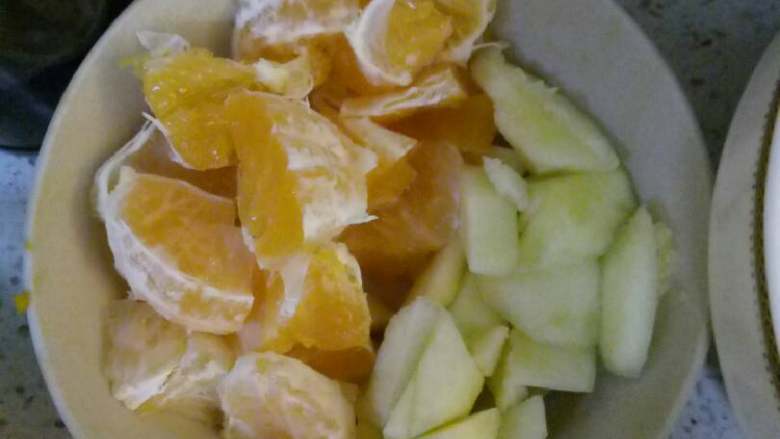 芒果椰奶西米露,然后把水果放在碗里就行了