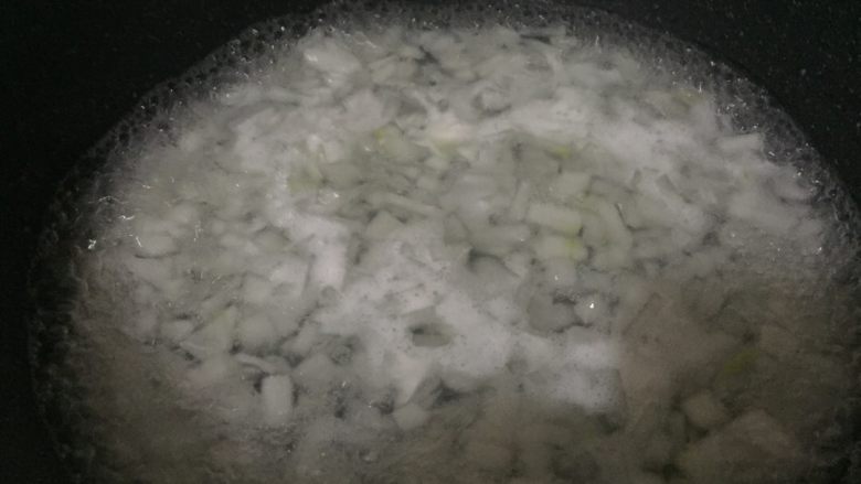 凤梨酥,冬瓜去皮剁碎煮到透明状，捞出用砂布去水份挤干，留下冬瓜纤维