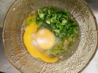 香辣蛋炒饭,把鸡蛋打到青椒上面，搅拌，放适量盐