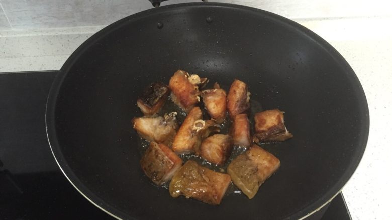 香煎腊鱼,热锅冷油，将腊鱼块放入锅中煎至金黄。