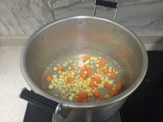 海鲜意面,水烧开把胡萝卜和玉米粒放下去烫一下