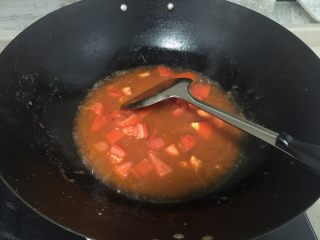 海鲜意面,锅热了以后放少许油，少许盐，放入番茄翻炒，加入番茄酱，加半碗水煮，番茄酱可以放多一些