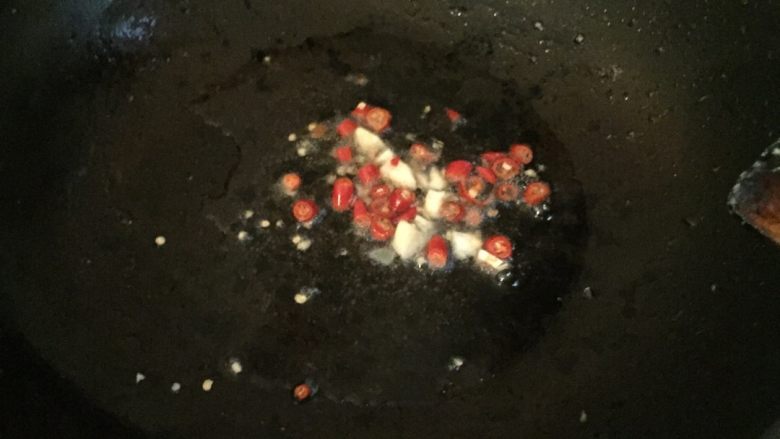 蚝油青笋炒鸡蛋,锅内放少许油，放入蒜和小辣椒爆香