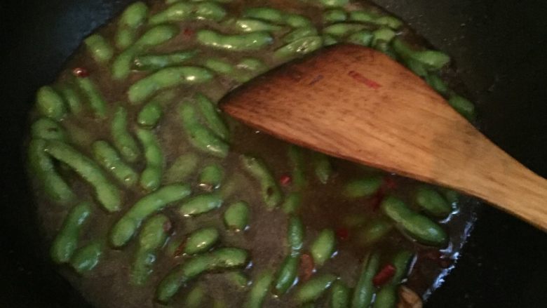 湖南香辣毛豆,加入适量的水煮毛豆