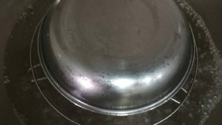 陈皮蒸猪腰,开水下锅蒸的时候，盖上一个碟子，防止多余水份，大概蒸七八分钟左右就可以起锅。