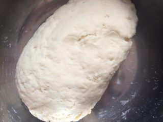 茴香猪肉包子,盆里放面，慢慢加入酵母水，搅拌均匀，和起来，直到面表面光滑为止
