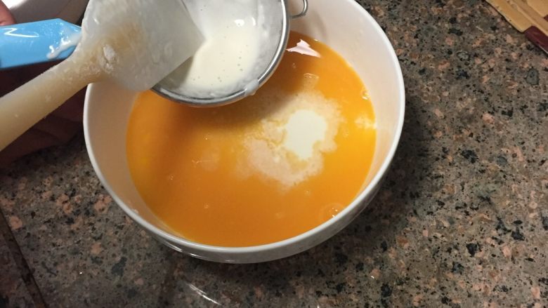 鸡蛋饼简易版,将1的鸡蛋液和2的面粉糊倒在一起拌匀，然后过滤