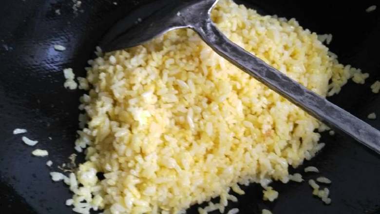 时蔬腊肠炒饭,炒至米饭呈一粒一粒的状态