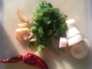 炖扒皮鱼,葱切段和葱花，姜切丝，辣椒掰段