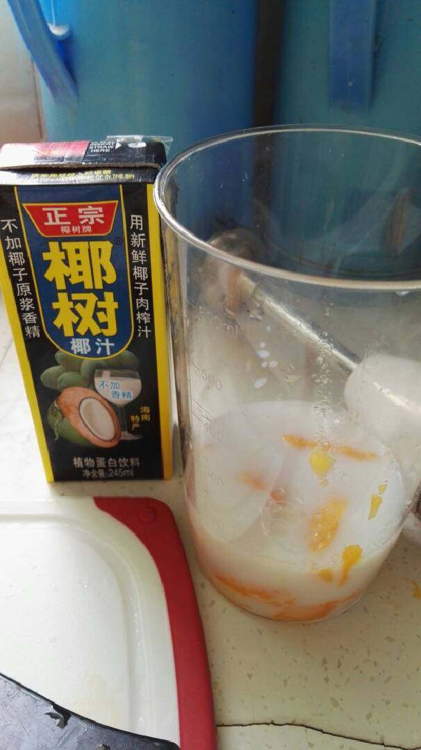杨枝甘露,倒入50ml的椰汁再放一半的芒果打成芒果汁