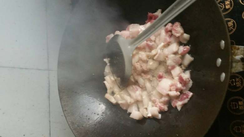 干豇豆肉片,开火，热锅，放少量食用油（防止肉占锅，）轻轻（以免油溅到自己）放进肉片
