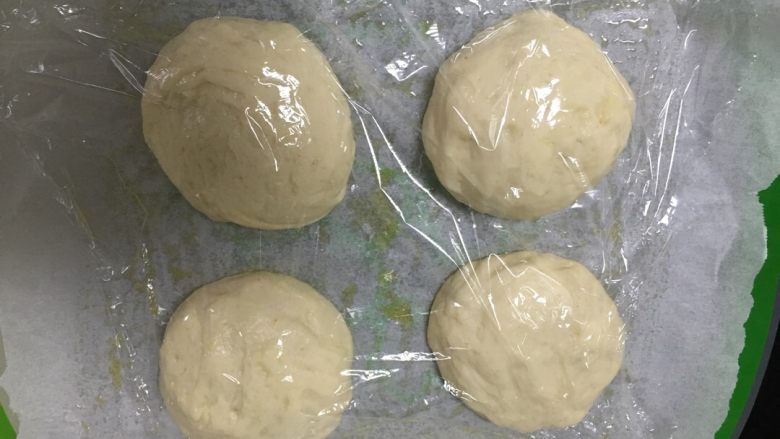 汤种酥皮菠萝包,面包体大致发酵完成：大概十五分钟后面包体积变成两倍左右就是发酵完成啦。取出后准备覆盖菠萝酥皮。