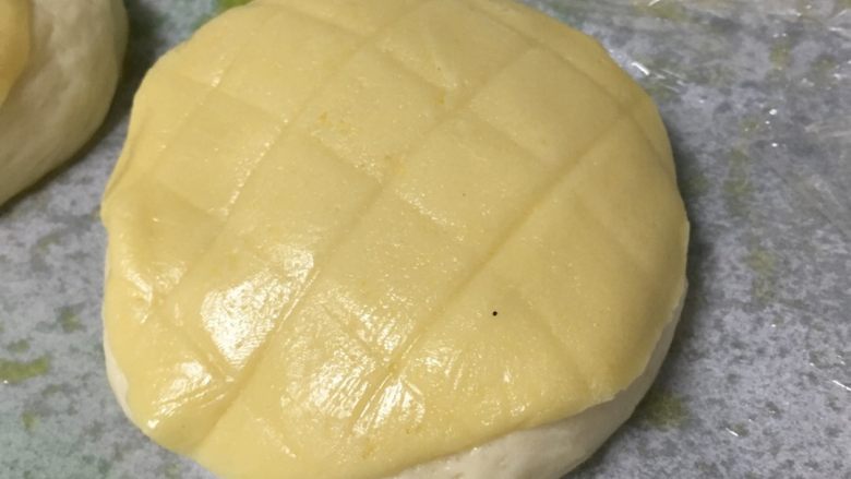 汤种酥皮菠萝包,初步成型：把酥皮铺盖到面包体上。这步要小心哦。就要成功了！加油吧小伙伴。
