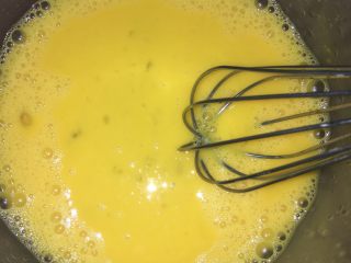 葡式蛋挞,         先把鸡蛋打入碗中搅拌均匀