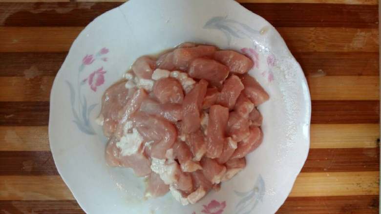新生姜小炒肉,先把肉条腌制入味（加入适量的盐，料酒，淀粉）
