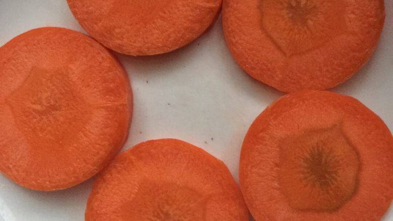 自创∽红萝卜合子,红萝卜如图切成一点五毫米的圆片