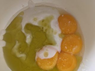 芒果奶油卷,将酸奶、橄榄油、盐放入蛋黄中搅匀