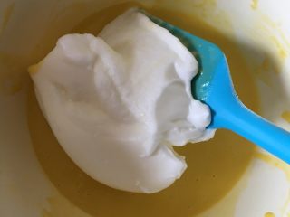 芒果奶油卷,取三分之一蛋白放入蛋黄中翻拌