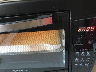 芒果奶油卷,倒入预热好的烤箱，上下火160度20分钟