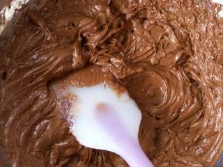 巧克力曲奇,黄油打发后，巧克力切碎和淡奶油放一起，置于微波炉30秒，或者隔水融化，混入打发好的黄油中！然后加入糖粉搅拌均匀！