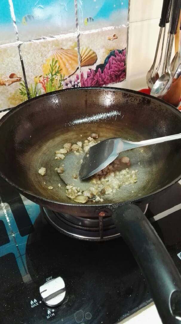 竹笋蛋,油锅起热后把肉末再倒入油锅里翻炒下，时间不要太久，肉末变白即可