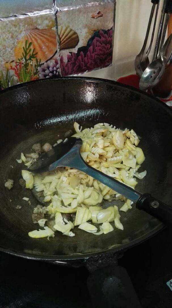 竹笋蛋,再把竹笋倒入油锅一起煸炒，依个人口味添加适量的盐，这里要多翻炒会，把竹笋煸透