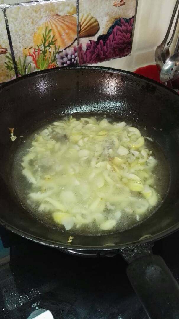 竹笋蛋,加水没过竹笋，这里水一定要多，因为要将竹笋煮透，煮到汤水变白